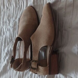 Crown Vintage 7.5 shoe.  Great for spring/fall.  Low heel.